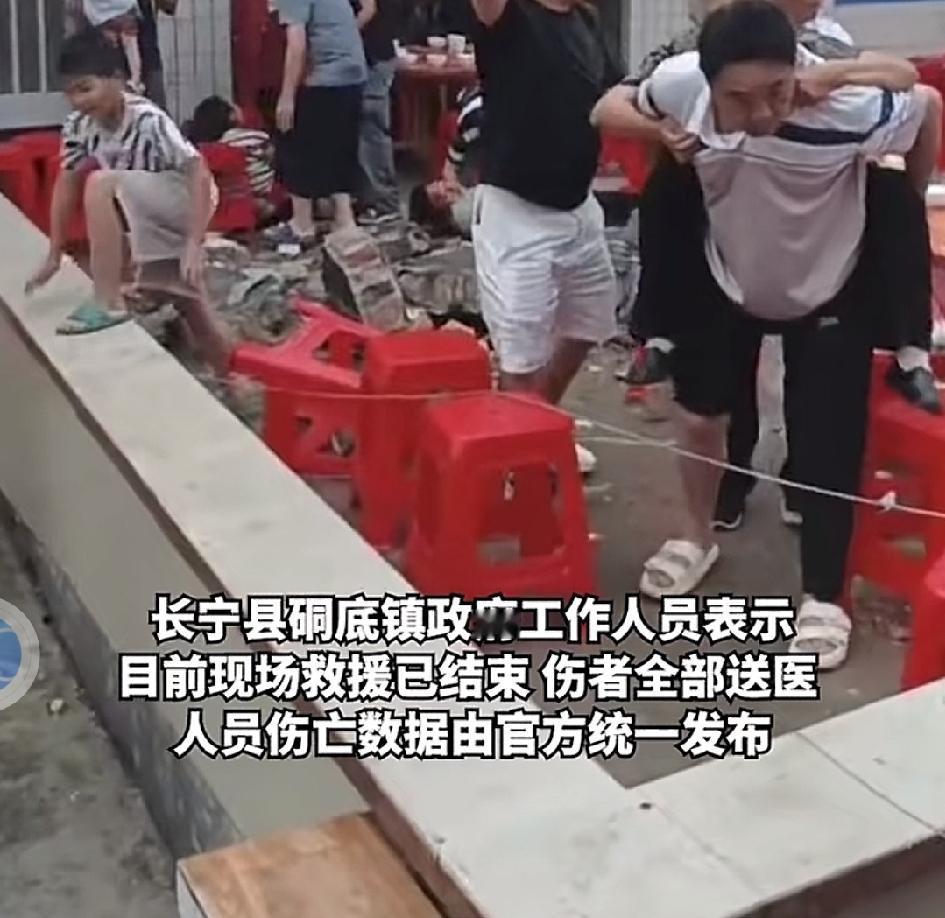 恕我直言！四川升学宴这事，我实在看不下去了。不是骂搭棚的工人，而是年初村民才