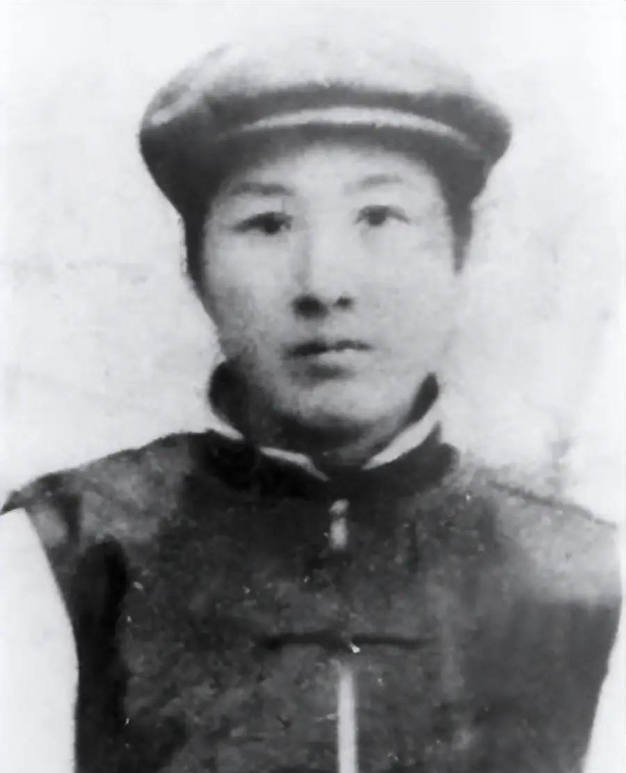 1905年，在日本，30岁的秋瑾和24岁的鲁迅发生激烈争辩。不料，秋瑾从靴筒里拔