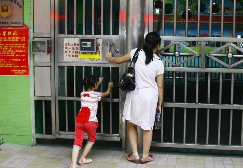 动不动就开除老师，会催生出更多的佛系老师。老师批评了学生几句，学生回家跳楼了，