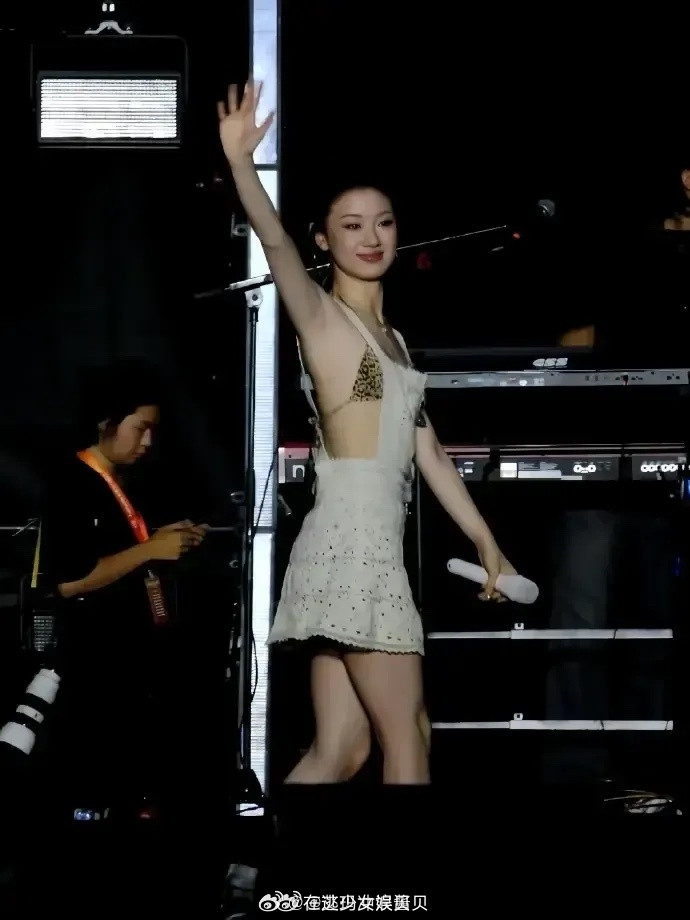 见过因为人品塌房的，还是第一次见到因为穿着塌房的。