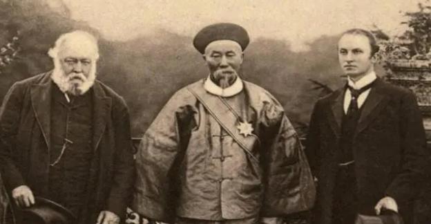 1861年，38岁的李鸿章刚死了老婆，就急匆匆请大哥说媒。同僚暗地里说他薄情