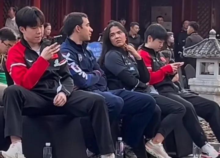 两个歪果仁中间聊，莎莎和王楚钦抱着手机聊天[大笑]！要不换换位置吧，这次抽签仪式