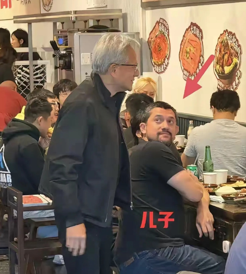英伟达老板黄仁勋和他的儿子黄胜斌。看来，黄种人和白种人混血真的会变成墨西哥人。