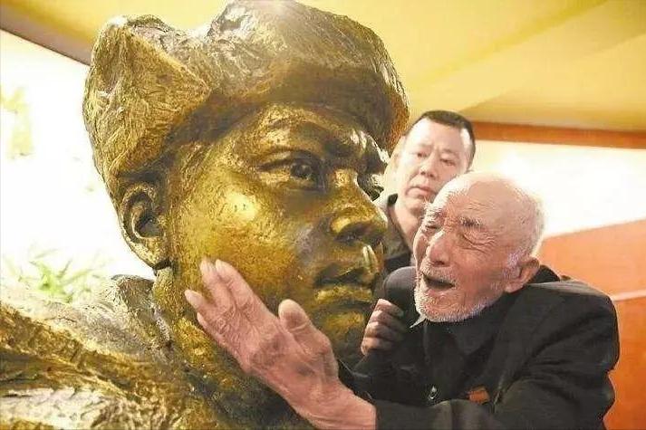 “黄继光堵枪眼是骗人的！”“都没黄继光这个人！”几年前，战斗英雄黄继光的