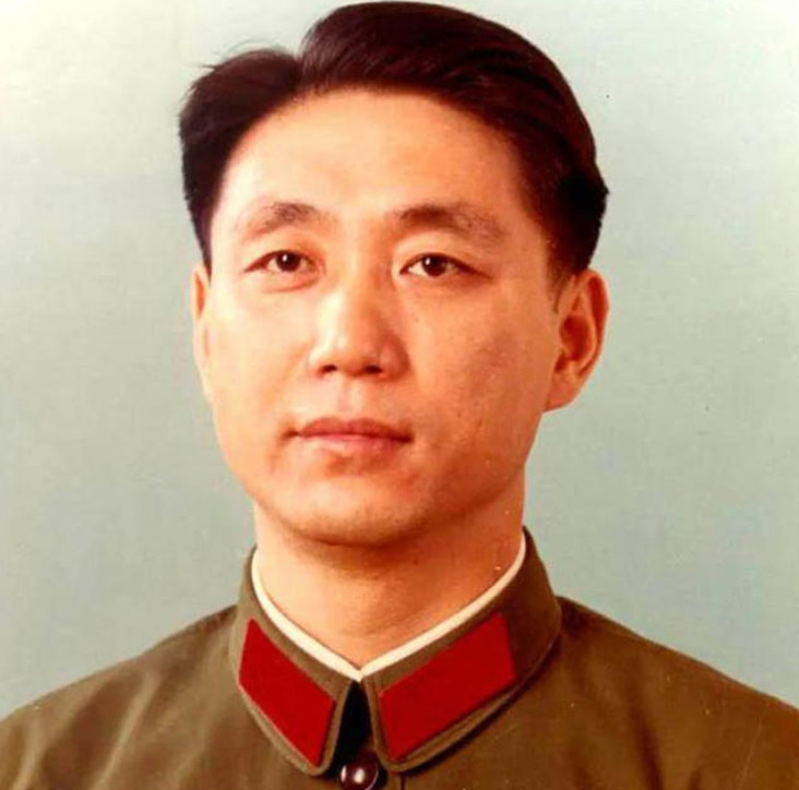 王洪文是在1976年10月6日被捕的，不过，早在一年之前，他就预感到自己会坐牢了