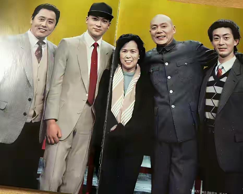 2017年，杨洁导演的葬礼上，迟重瑞送别，一张罕见留影，难掩悲痛。那天北京下