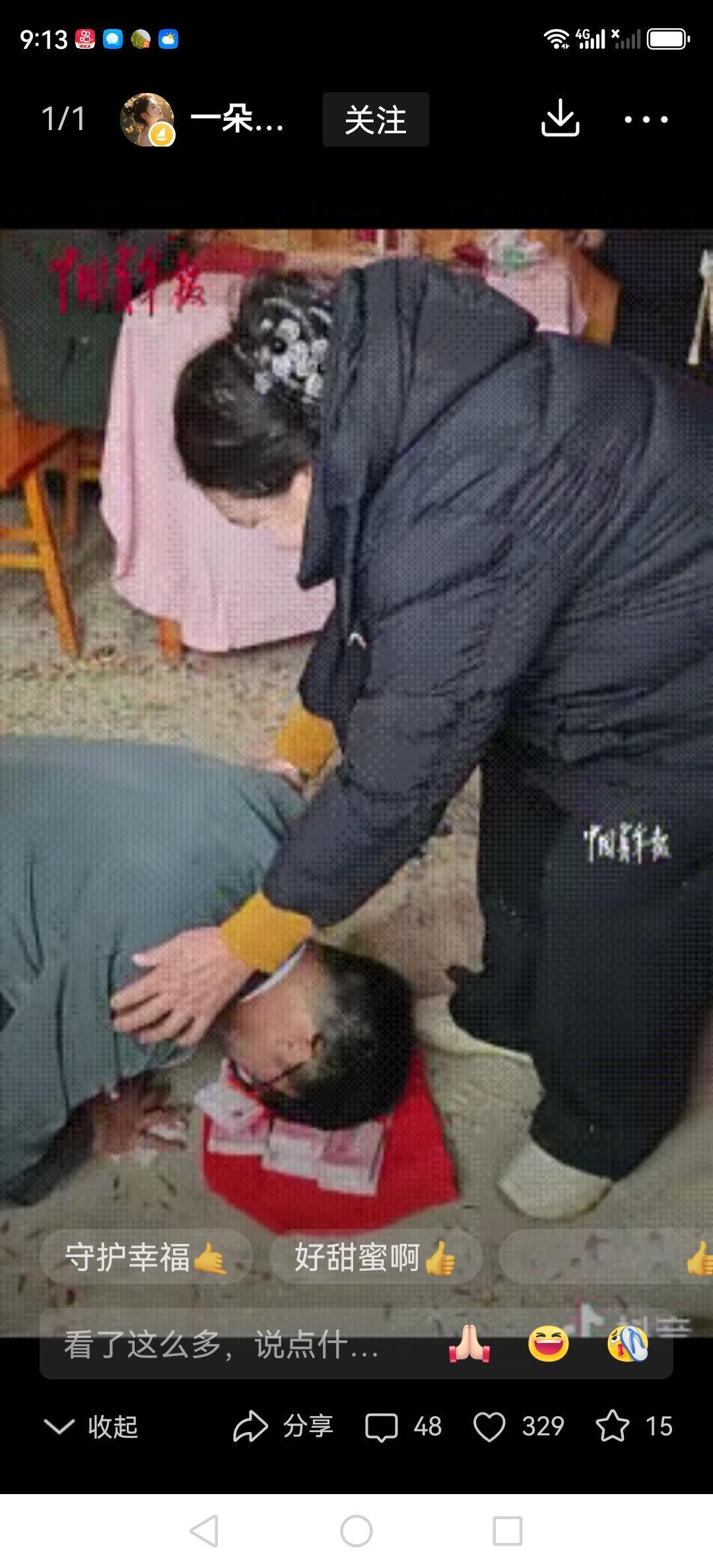 贵州江口一对新人办婚礼当天，接亲队伍刚到门口，丈母娘突然拦在了前面。大家都以为她