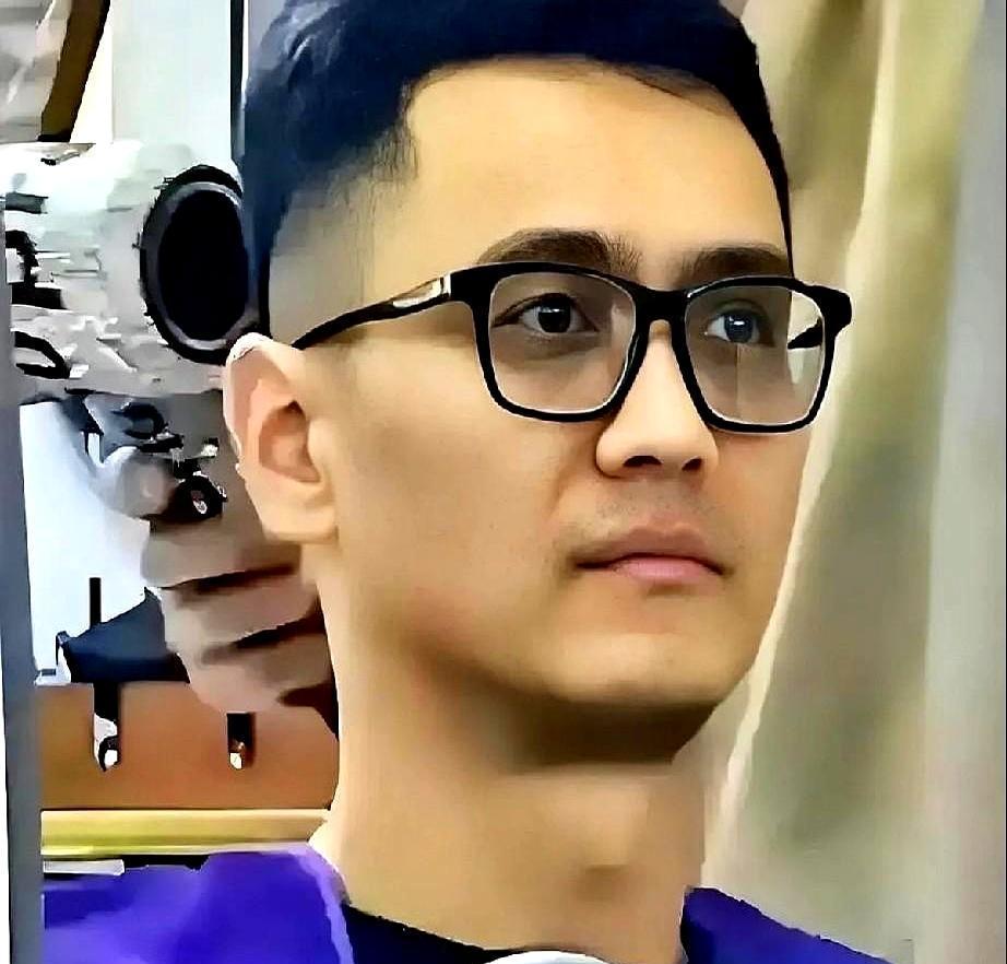 九年后，王宝强在纽约唐人街推开新片场大门，马蓉在屏幕后暗示后悔，宋喆刚在老家扛完