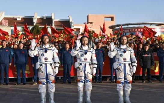 日本，拿了快30个诺奖，登不了月球火星。英法德，加起来300多个诺奖，也登不了火