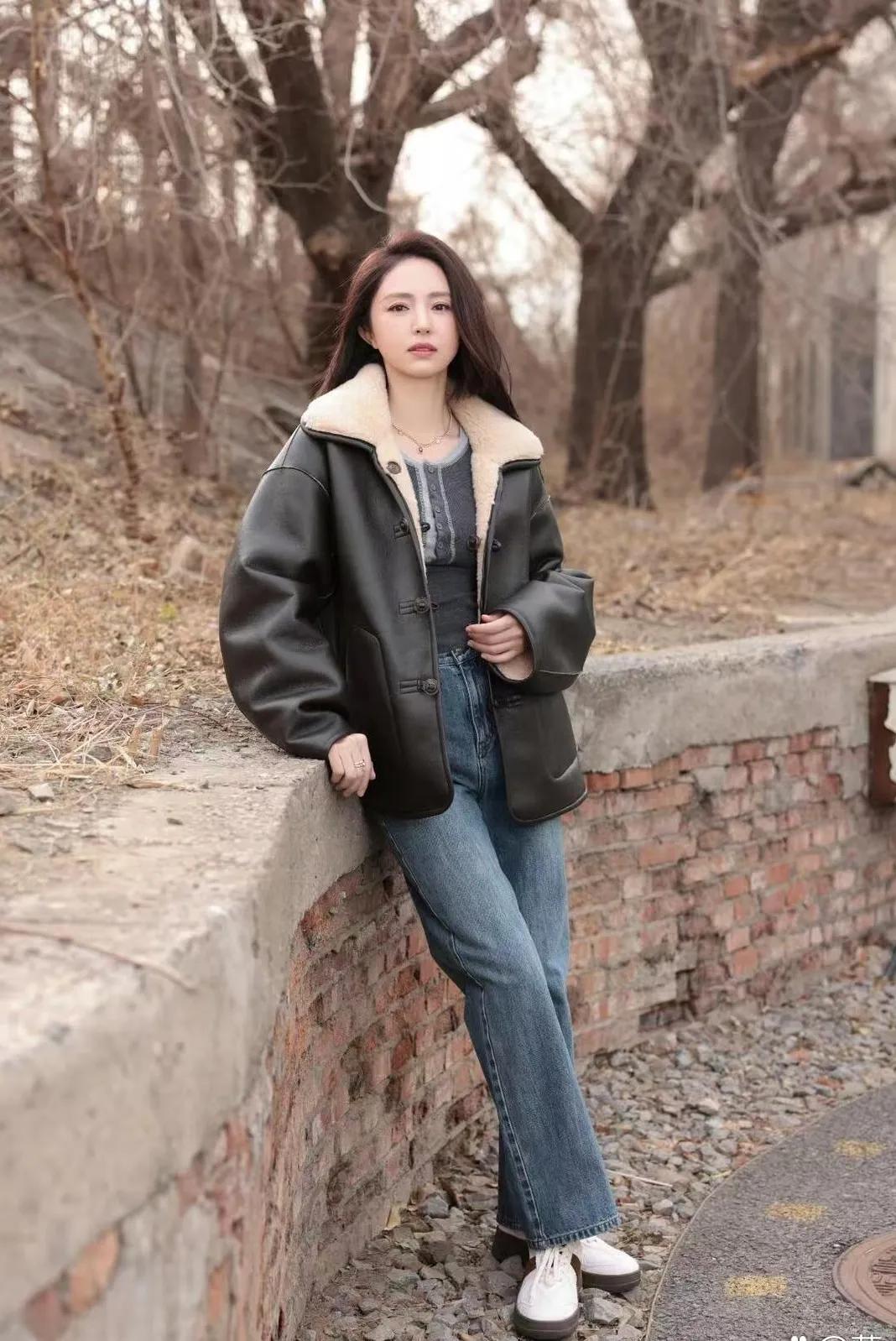 董璇这私服，把“帅气温柔风”拿捏了！董璇最新穿搭好戳人！黑色羊羔毛领皮衣搭