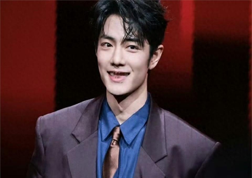 肖战坐C位，杨幂旁边的贴纸却离奇消失，你以为是内斗？错！主办方一个低级失误，