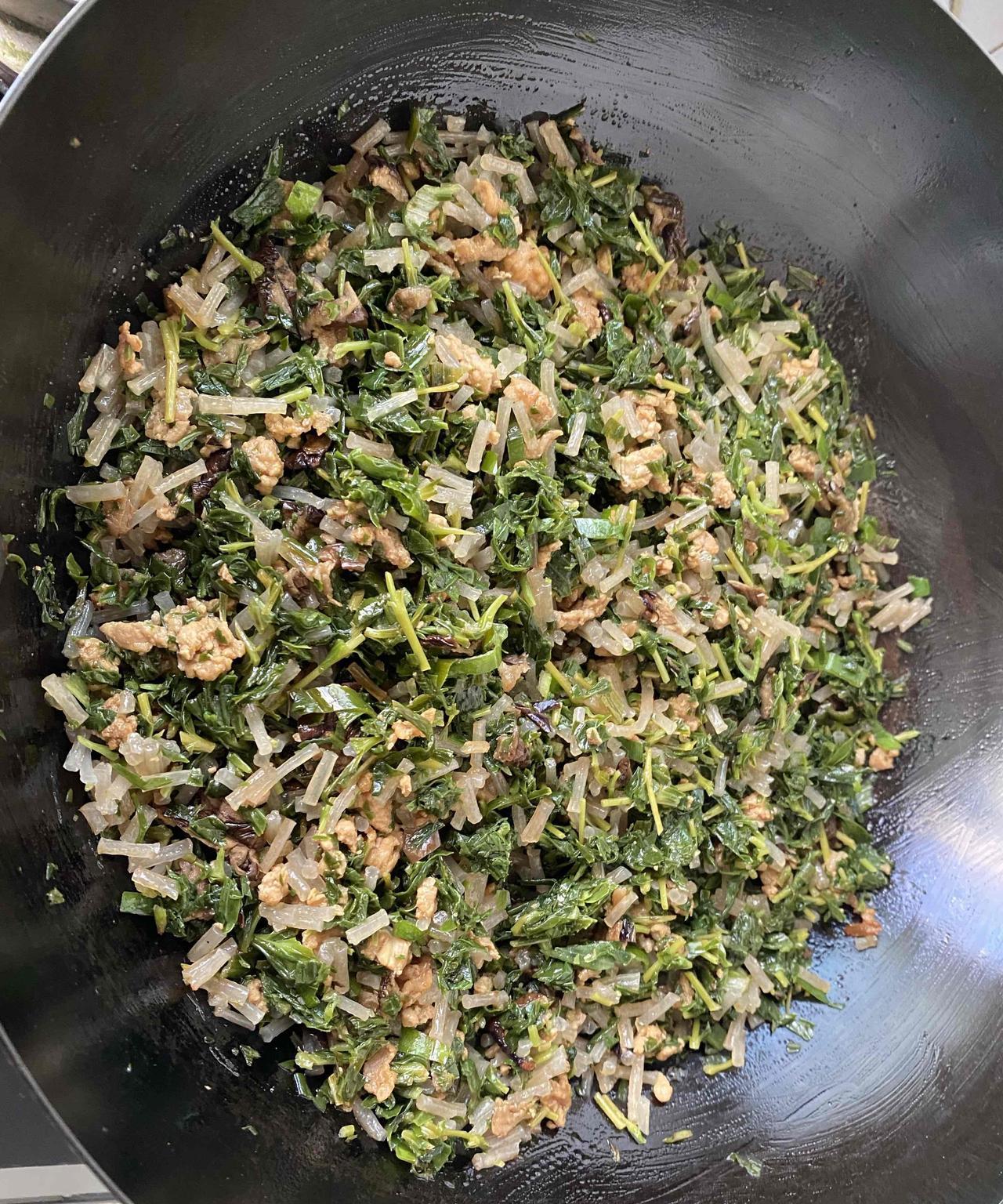 我一大早就起床了，一直忙到上午十点半，今天包包子吃，顺便给大弟带一点。包包子调