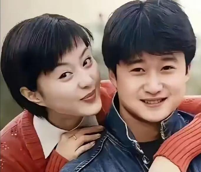 这张照片拍摄于20多年前，照片里的两人在娱乐圈的名气极大，可谓大名鼎鼎，如雷贯耳