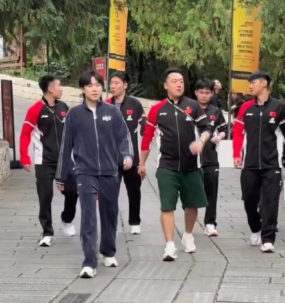 王楚钦不只是央视定位的国乒领军人物，就是在队内，队友也是把他放在领军人物上。看