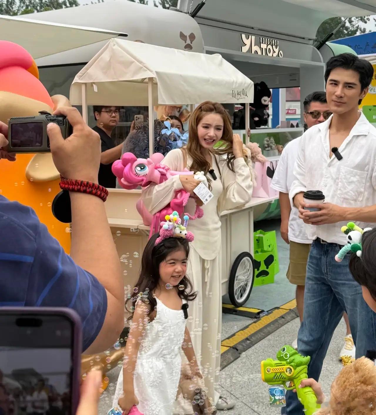 姜潮和老婆麦迪娜带一对子女现身北京朝阳公园逛市集，一家人都是高颜值，女儿长得像妈
