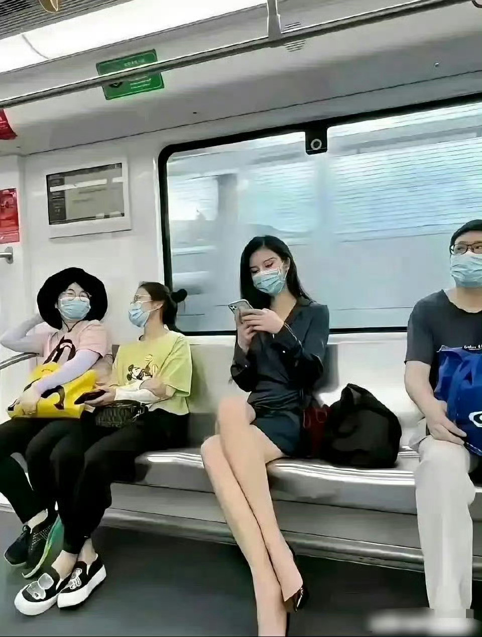 上海的地铁人与人之间真的都很有边界感[捂脸哭]​​​