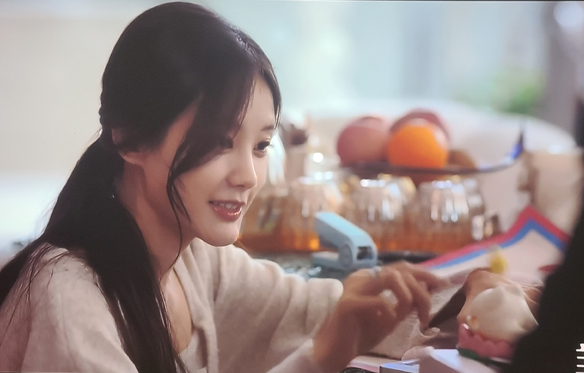 电视剧《美人余》里，以身入局的余梦（李一桐饰演）对自己太狠了，竟然故意从楼梯上摔下去把腿摔伤，上演苦