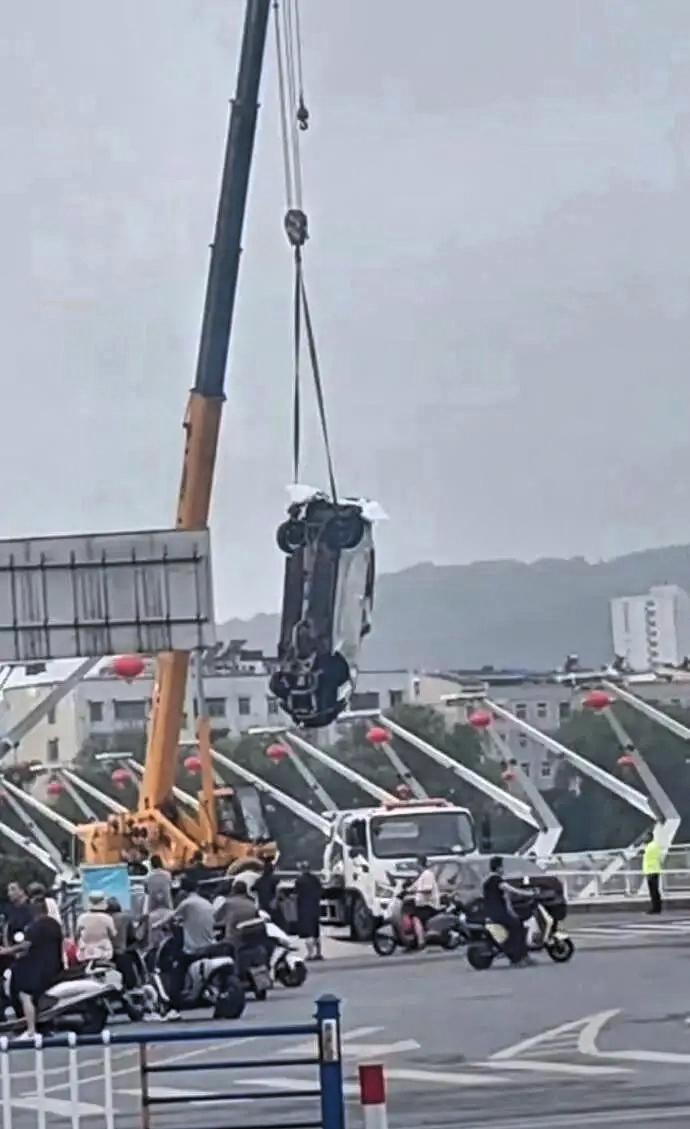 河南信阳玛莎拉蒂凌晨撞破护栏坠河，车上3人被打捞上岸事发8月23日凌晨4时