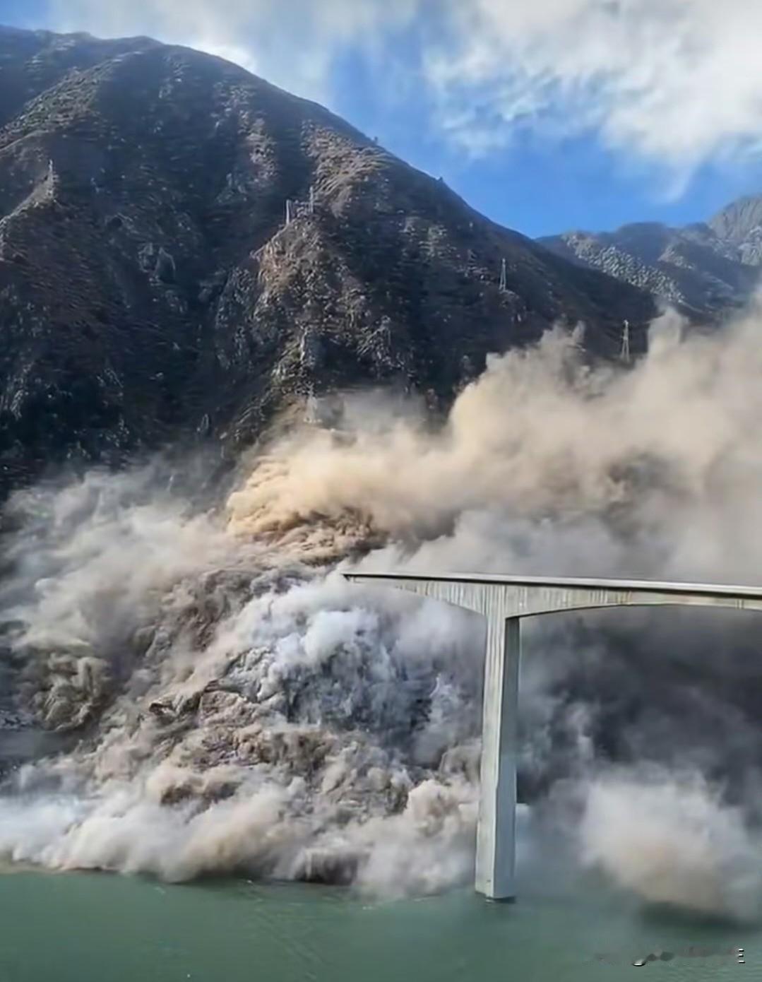 桥塌了，心里反而踏实了。昨天下午四点左右，阿坝州马尔康市那座红旗桥，靠近山体