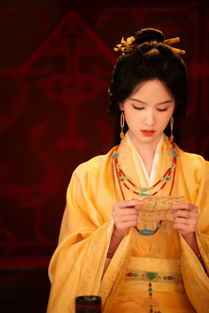 1.王凯沐这边已经有长剧男二的剧本了，🥭的现偶《灼灼烈日》。2.卢昱晓下一部剧
