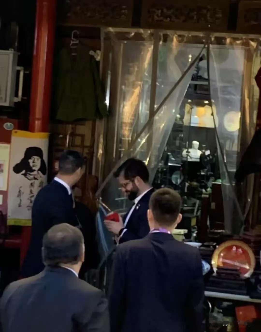 图中这位大胡子帅哥，是智利总统博里奇，趁在北京开会间隙，到潘家园旧货市场淘宝。