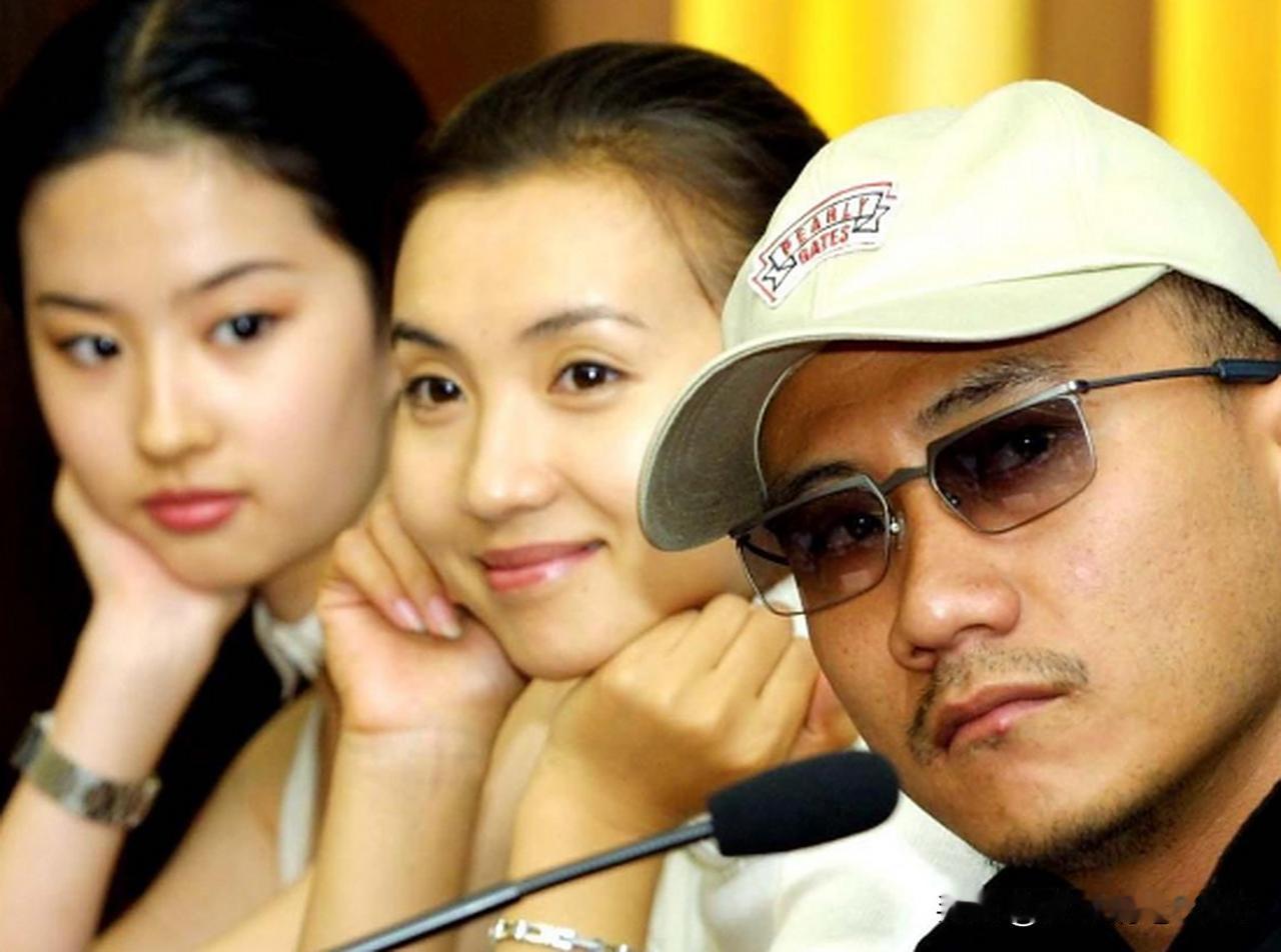 中间这一位美女到底谁啊，坐在那里美的发光，气质比左边的刘亦菲都还要好一些。大大的
