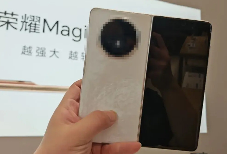 很轻，很薄，很强大，很有设计感，是这次体验完MagicV5的第一感觉，此外在如