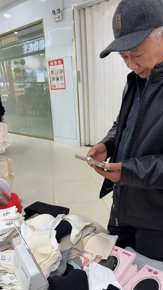 一位大爷竟然也来买女性内衣？这把卖内衣的老板娘都给看乐了。虽然不理解？但是也