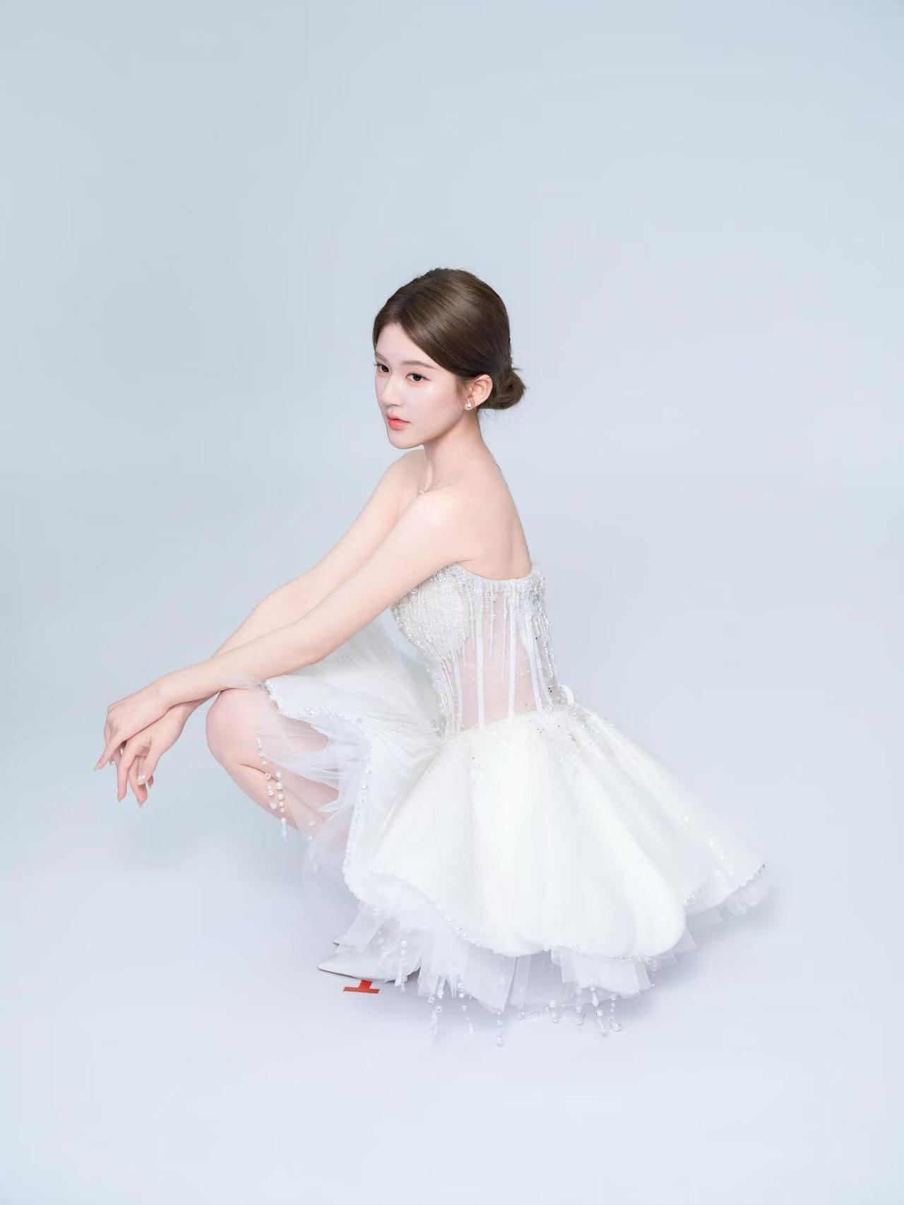 赵露思白纱是未拆封的月光在锁骨处，折成温柔的褶皱珠串垂落，像星子从裙摆缝