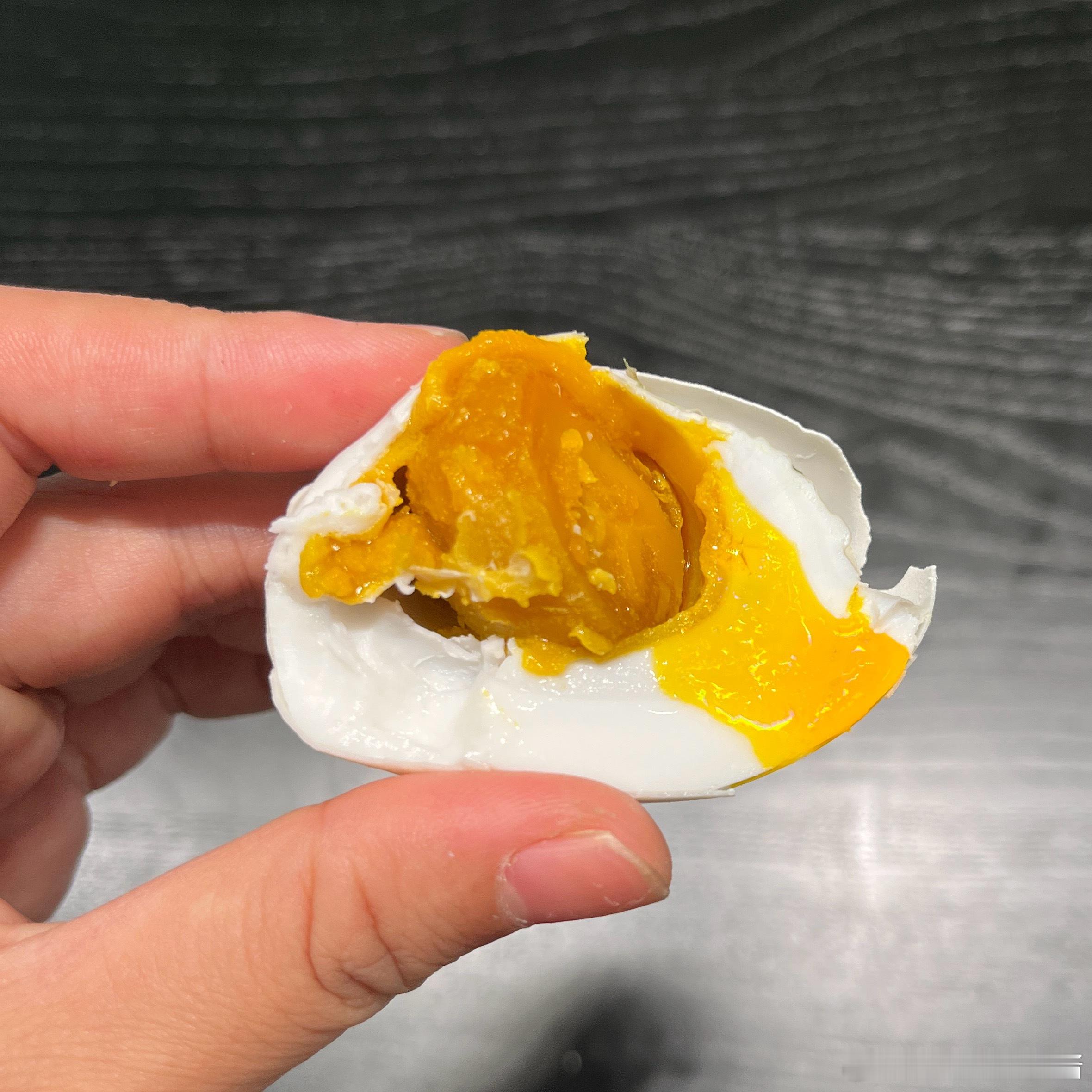 以后饿不死了，会做流油咸鸭蛋了。这还是放冰箱好几天后，切开依旧满满的油​