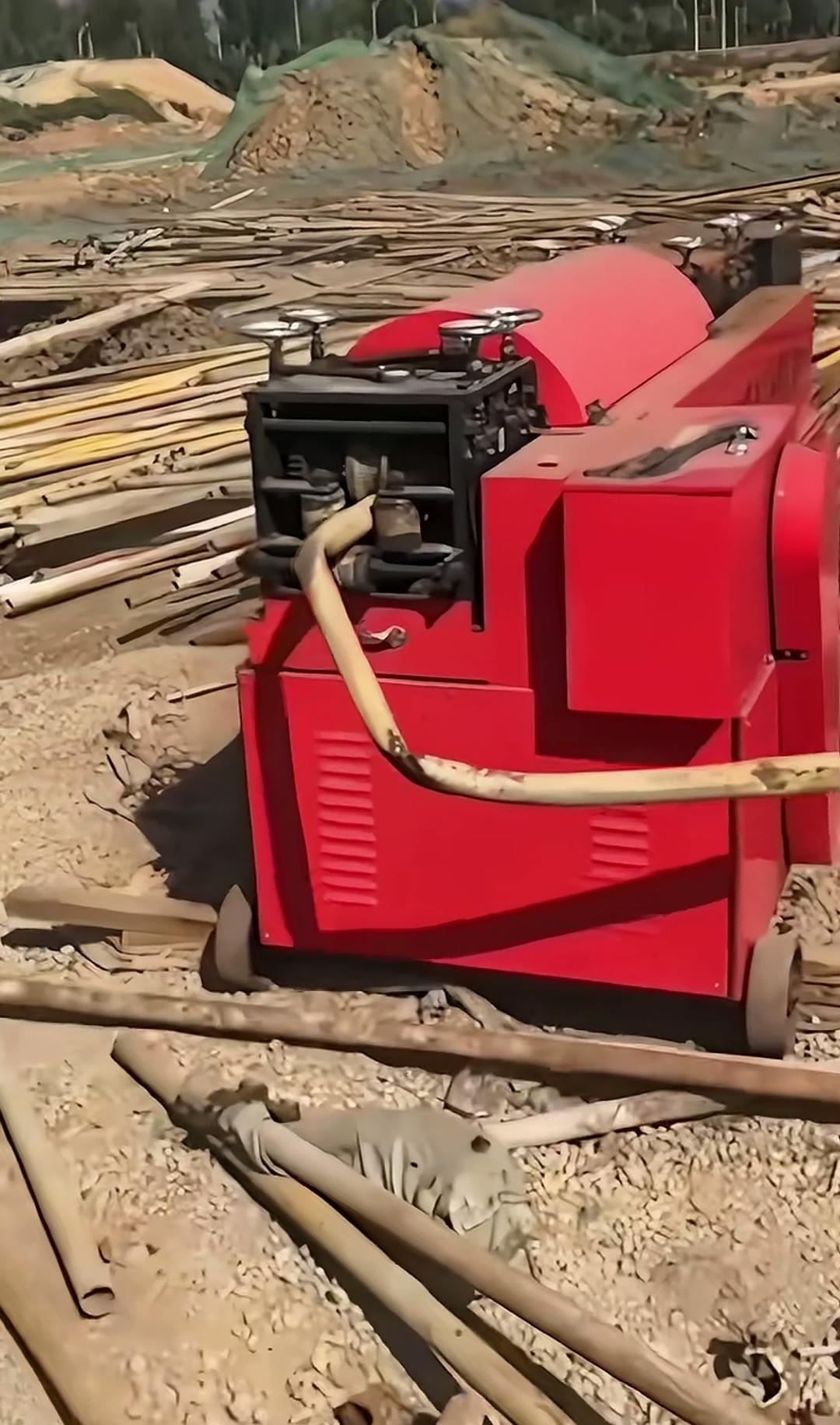 把弯曲的钢管用机器调直后刷漆，再拉回工地使用，这难道不是坑人之举吗？起初，我看