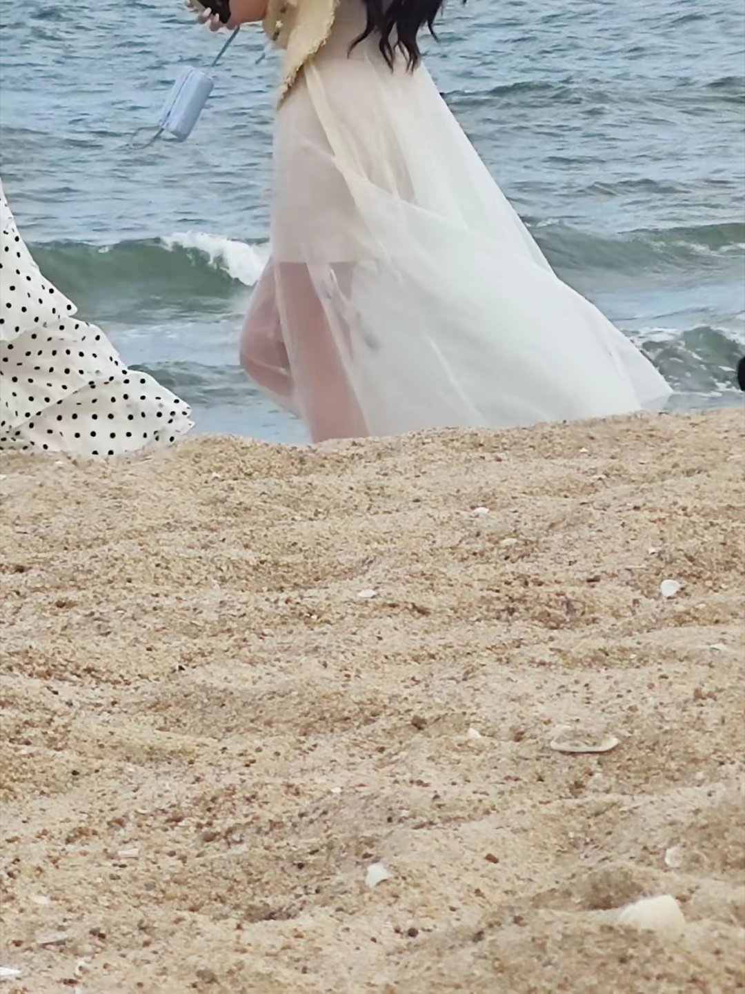 海滩看见现实版的小仙女，吊牌舍不得剪掉，不知道哪个倒霉商家又退货退款了