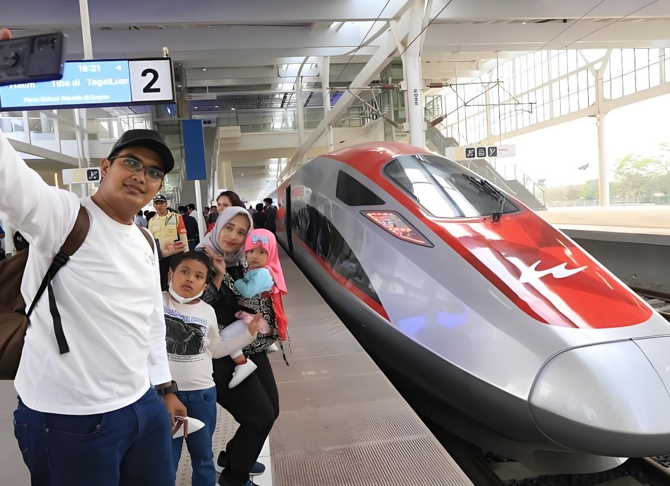 在东南亚国家中，最亲中的华人只有马来西亚华人。新加坡在李家父子的两代治理下，早