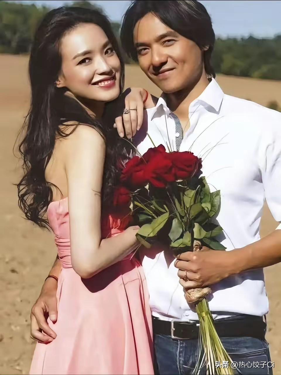 舒淇笑着吐槽大夫冯德伦，这人真是很讨厌，真的觉得自己长得很帅。知道不知道？，他节