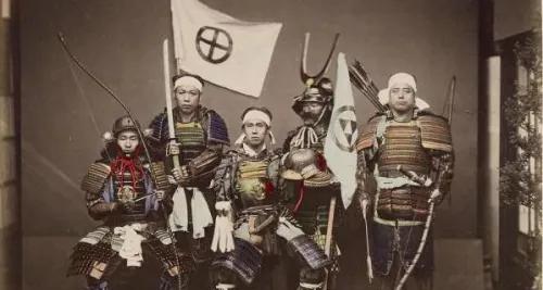 日本战国打的根本不是“村战”，你看看关原合战，几十万大军挤在一个盆地里，一天杀得