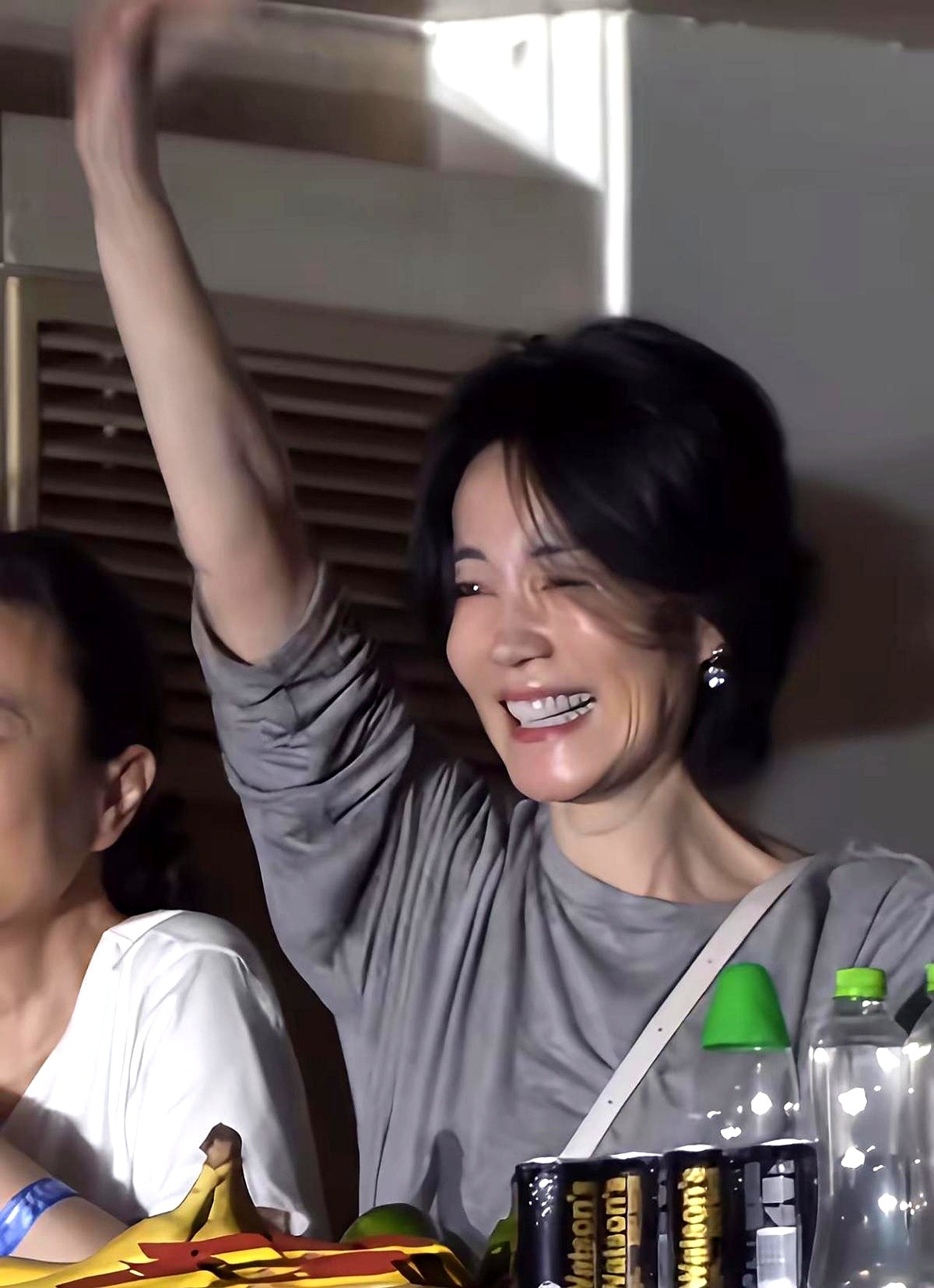 镜头扫过那英演唱会观众席，王菲正把手机举得老远，眯缝着眼睛费力地盯屏幕。这一幕让人看愣了。没有大浓妆