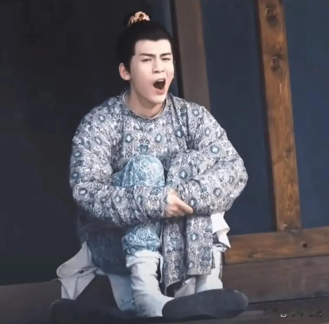 张凌赫还没火时，累了，感觉几乎看不到希望。偶尔也会想想，哪天实在坚持不住了，就接