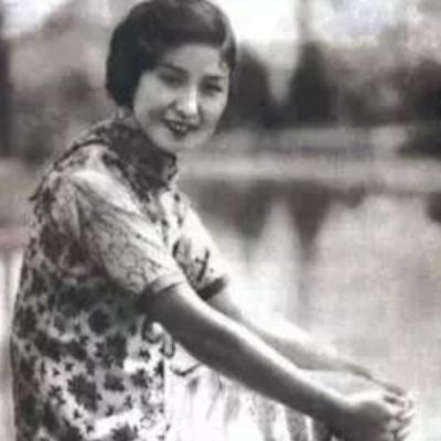 1942年，吴四宝被日军毒死，他的老婆佘爱珍哭得死去活来，早已垂涎其美貌的胡兰成