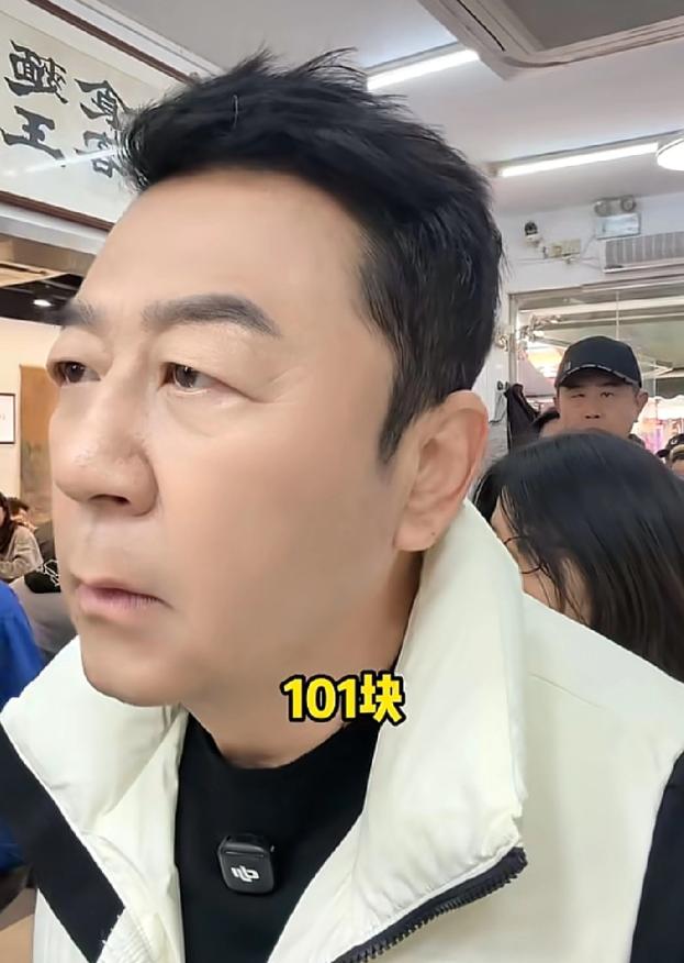 郭涛在苏州一家面馆里点了4碗面，8个浇头一共101元，老板认出他是明星后，送了他