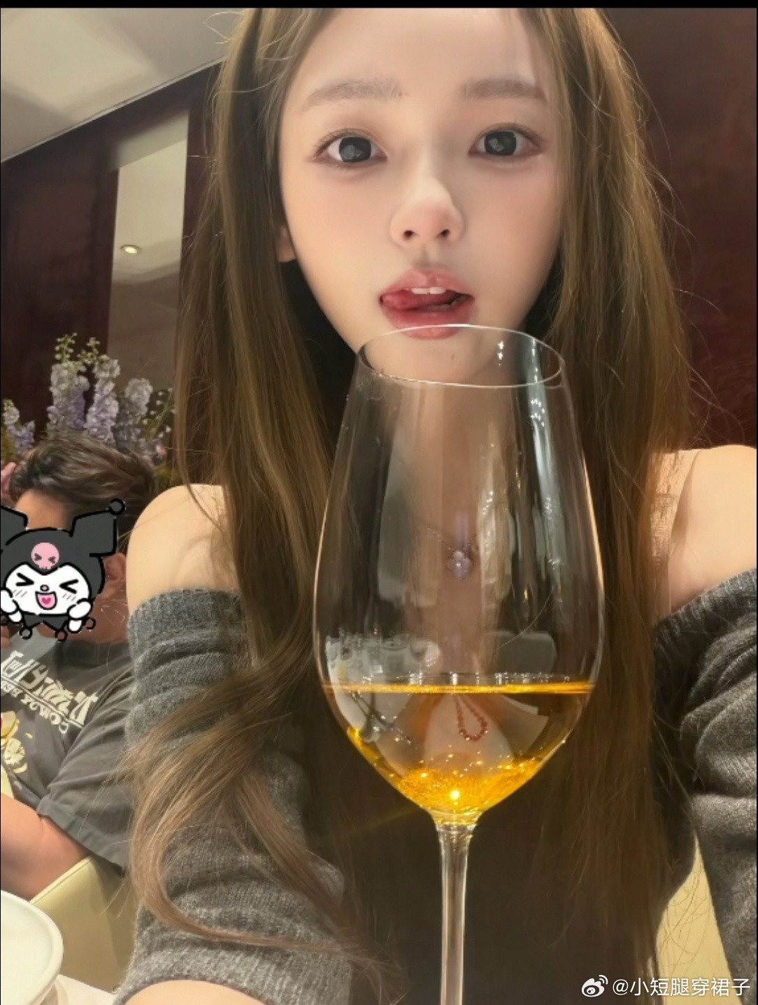 王思聪女朋友懒懒又宣布主权来了，爬在校长背上，两个人不要太恩爱。网友辣评，没有老