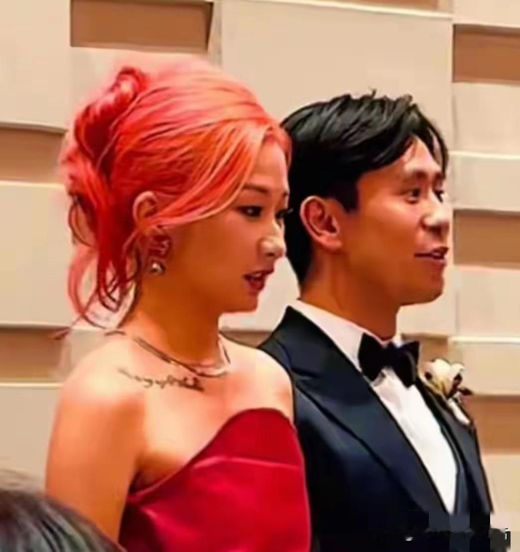 刘欢女儿结婚了。老两口出现在了嫁女儿的婚宴上,只见刘欢戴着帽子,穿着牛仔西装,
