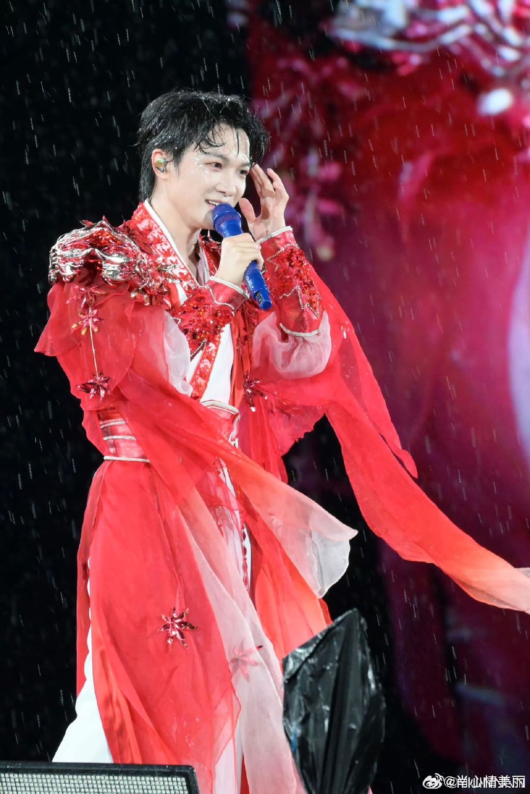 #周深##周深被一场雨淋成了大背头##周深演唱会现场做大背头造型#这大背头造型也太有梗了，雨水浇透头