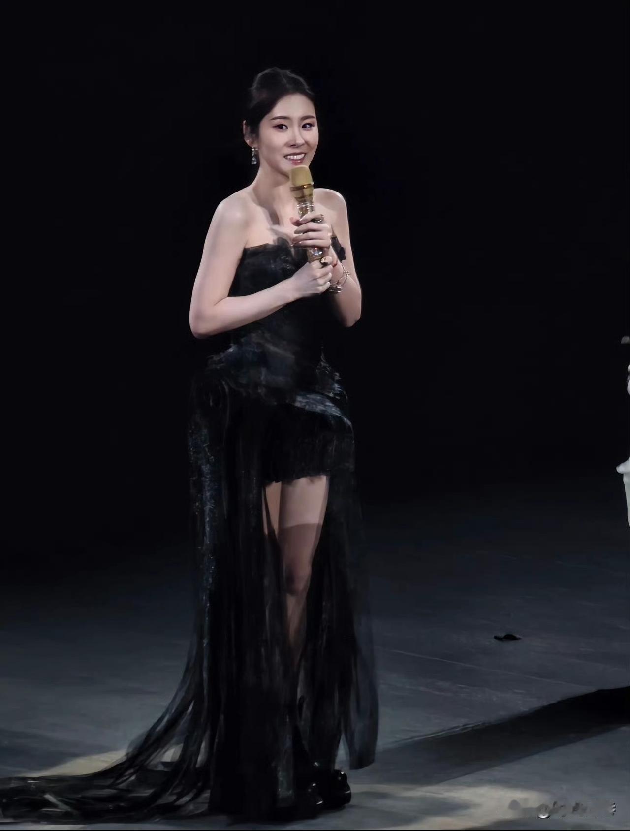 舞台上快乐唱歌的张碧晨，带给观众轻松愉悦的氛围！张碧晨