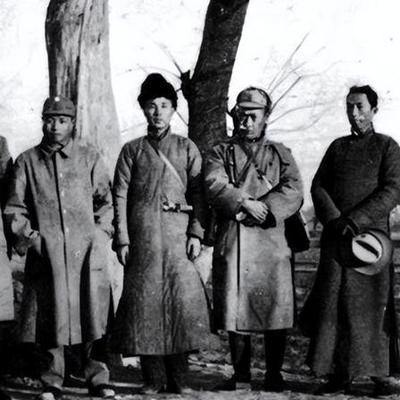 1942年，日伪军一师长派人给粟裕送了一包烟。粟裕不解，以为是敌人送礼，便饶有兴