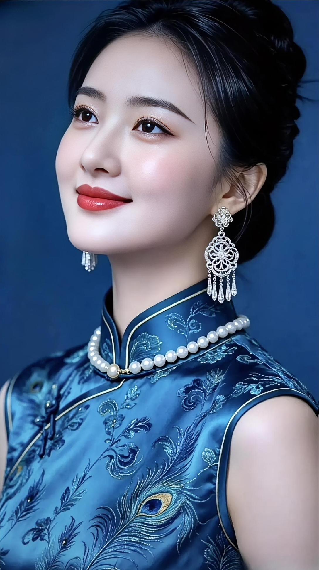 蓝缎子绣着孔雀开屏珍珠绕住温润颈项耳坠摇落细碎星光发髻挽起旧时光