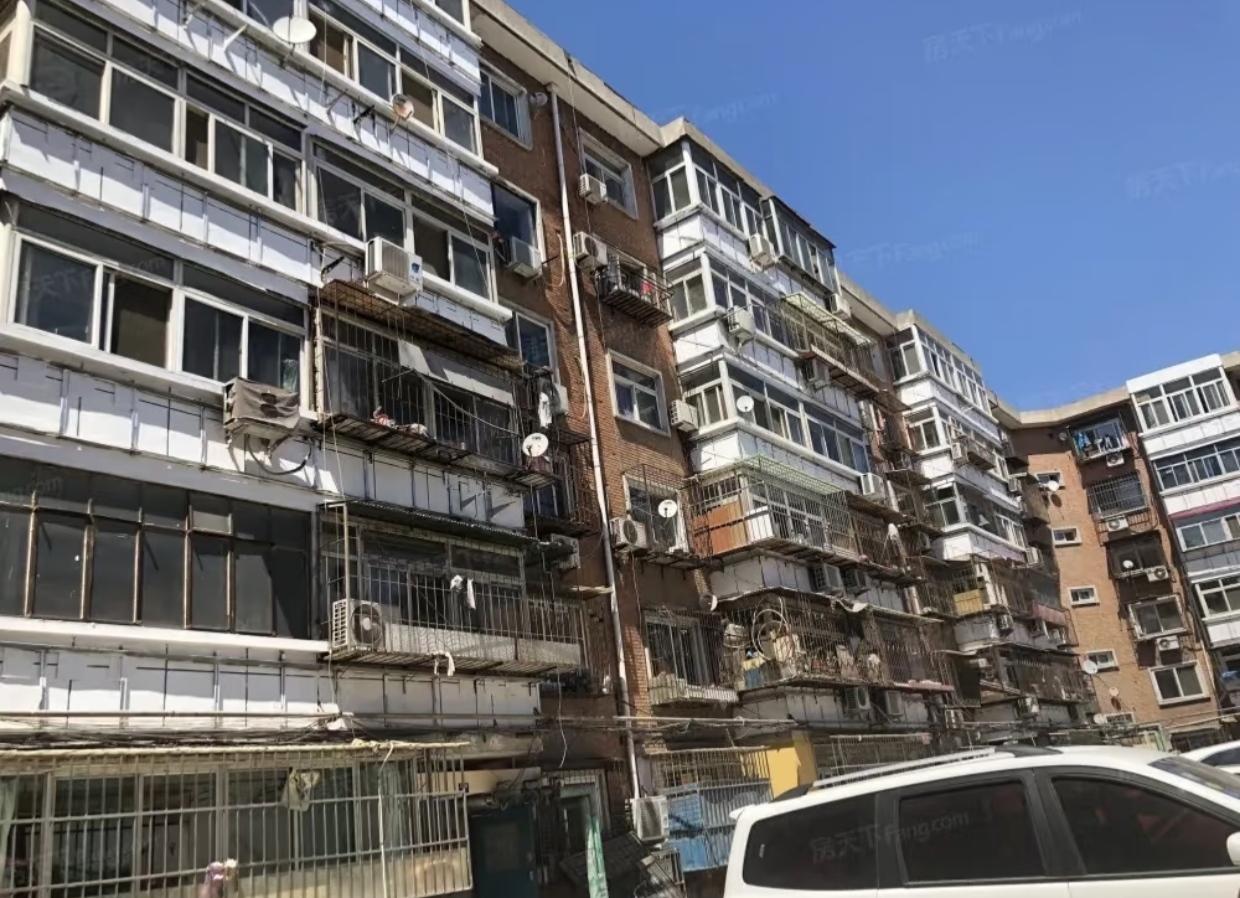 同事手里有150万，从去年就开始看房，目标是90平米以上的次新房。前两天同事