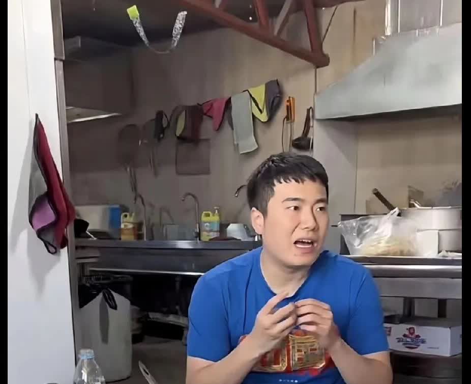 刷到梁靖崑在厨房干饭的画面，直接被这接地气劲儿戳中！桌上不锈钢盆摆满饭菜，杂乱又
