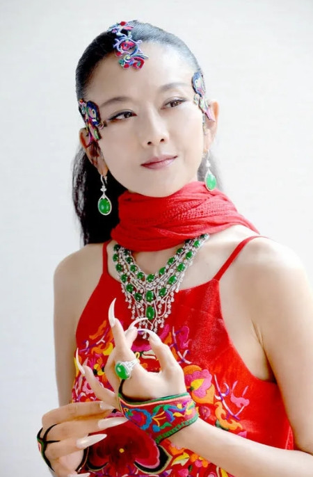 2002年，杨丽萍和百亿富豪刘淳晴结婚7年，刘淳晴说:“我们要个孩子吧，我想把所
