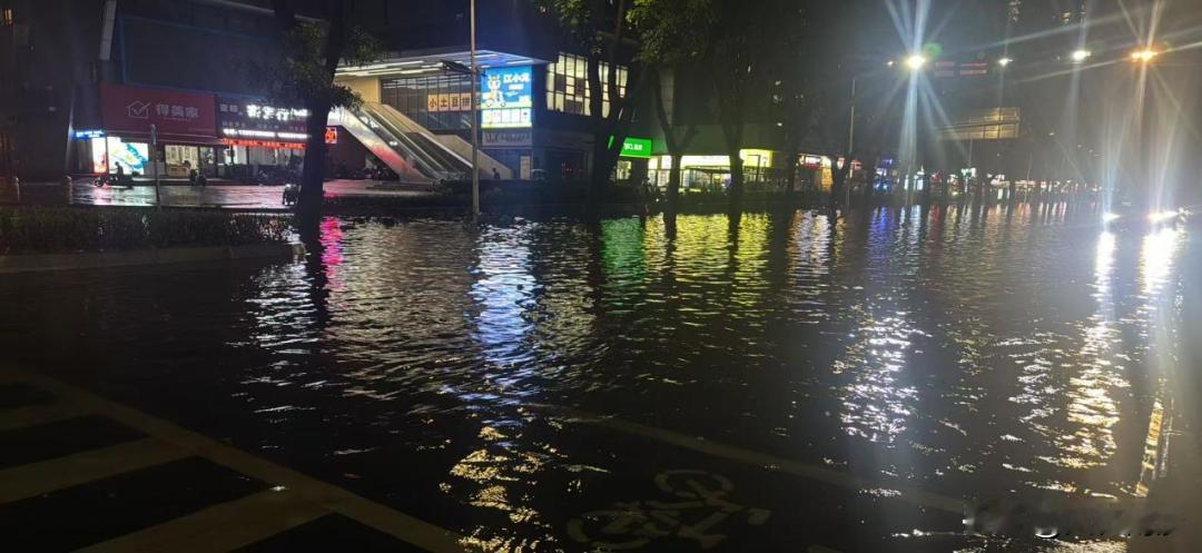 【金洲地铁站水浸这次太夸张了！对地铁运营安全构成威胁】这几年一旦下暴雨，金洲地铁