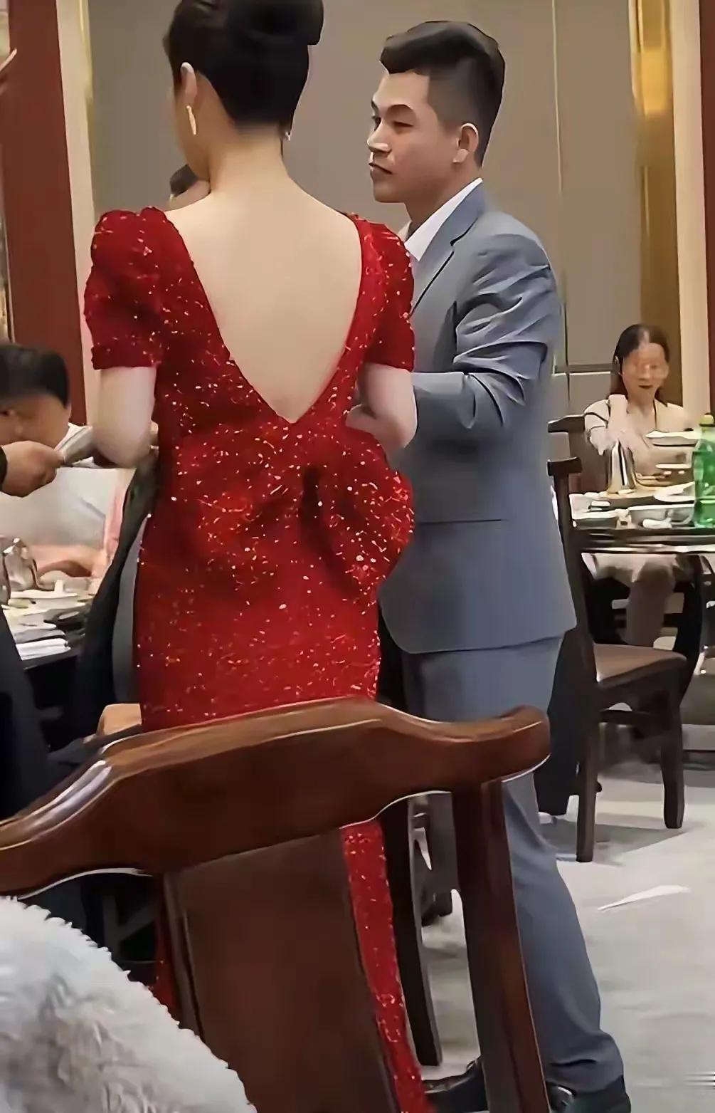 这年头女孩被自己老公活活打死真是悲剧，女孩可怜，但女孩是咎由自取！这小子的面相长